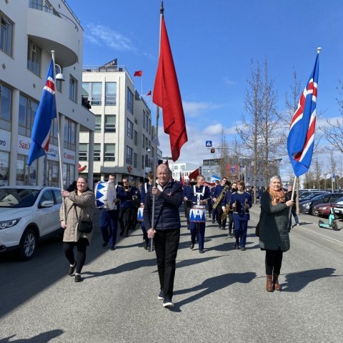 Stillt upp í kröfugöngu