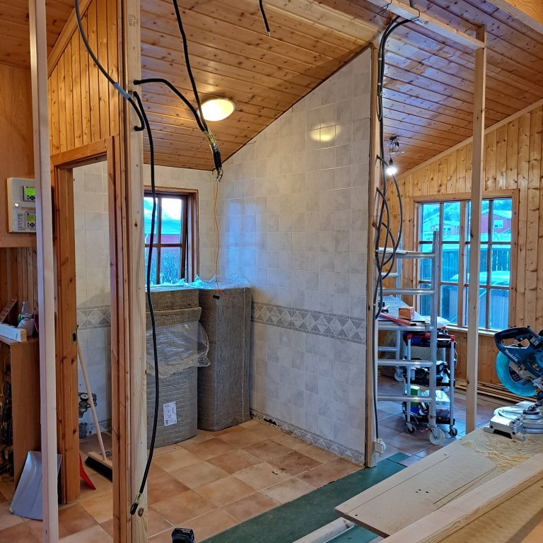 Búið að taka niður vegginn í miðju hússins