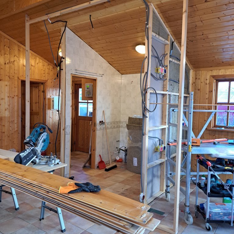 Grindin komin upp fyrir nýjan vegg