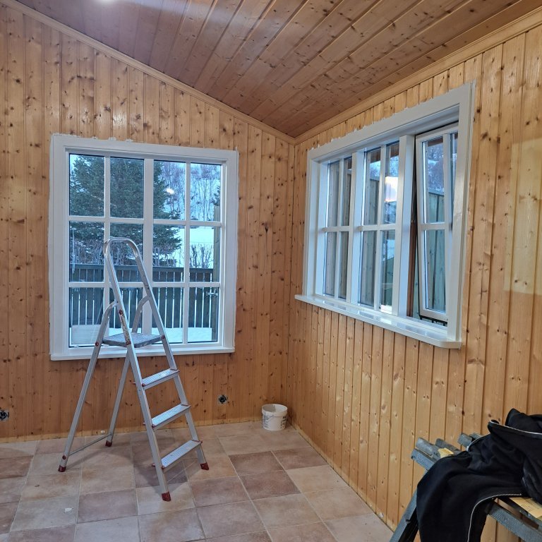 Fyrstu málningarumferðir á gluggapósta