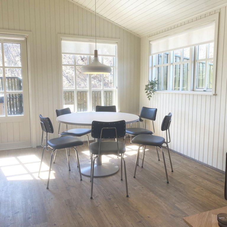 Bjart og létt er yfir borðstofunni eftir breytingar