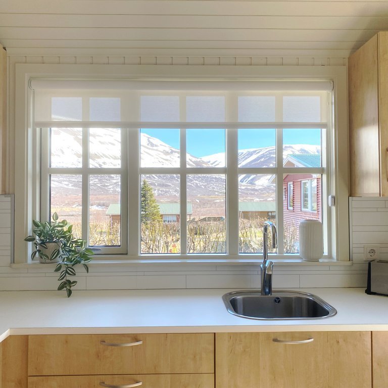 Fallegt útsýni er úr gluggunum í nýja eldhúsinu