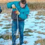 Páll var iðinn við hin ýmsu störf í þágu félagsins eins og þessi mynd ber vitni um. En þarna var unnið að gróðursetningu á Illugastöðum.