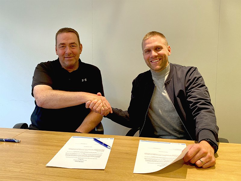 Eiður Stefánsson, formaður FVSA, og Sveinn Elías Jónsson, fjármálastjóri Niceair, handsala samstarfs&hellip;