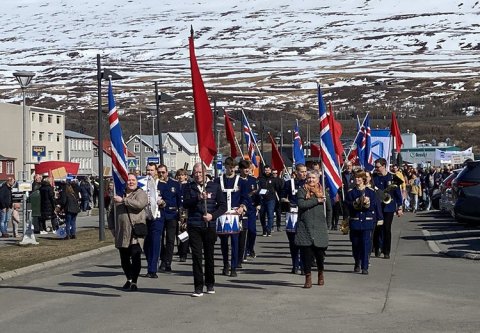 Fánar blakta í blíðskaparveðri, fleiri myndir frá deginum má sjá neðst í fréttinni.