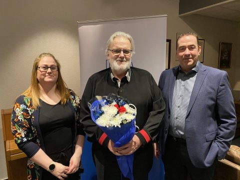 Guðmundur Lárus Helgason tekur á móti þakklætisvotti frá Huldu Björnsdóttur, varaformanni FVSA (t.v.&hellip;