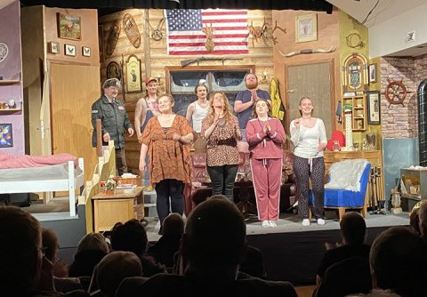 Flottur leikhópur sem kitlaði hláturtaugarnar