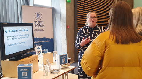 María Rut, starfsmaður FVSA, ræðir við gesti Starfamessunnar
