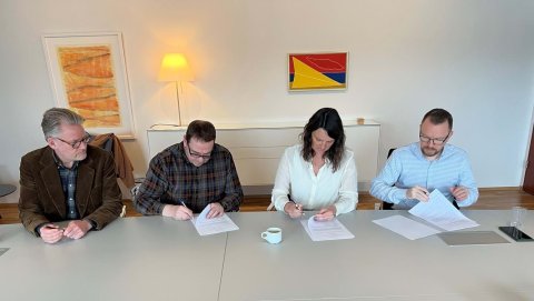 Á myndinni eru frá vinstri: Guðrún Ragna Garðarsdóttir, formaður FA, Eiður Stefánsson, formaður FVSA&hellip;